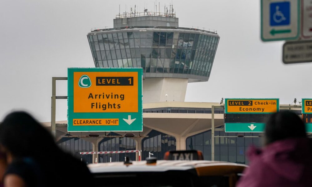 Air traffic controllers urged to stay despite government shutdown