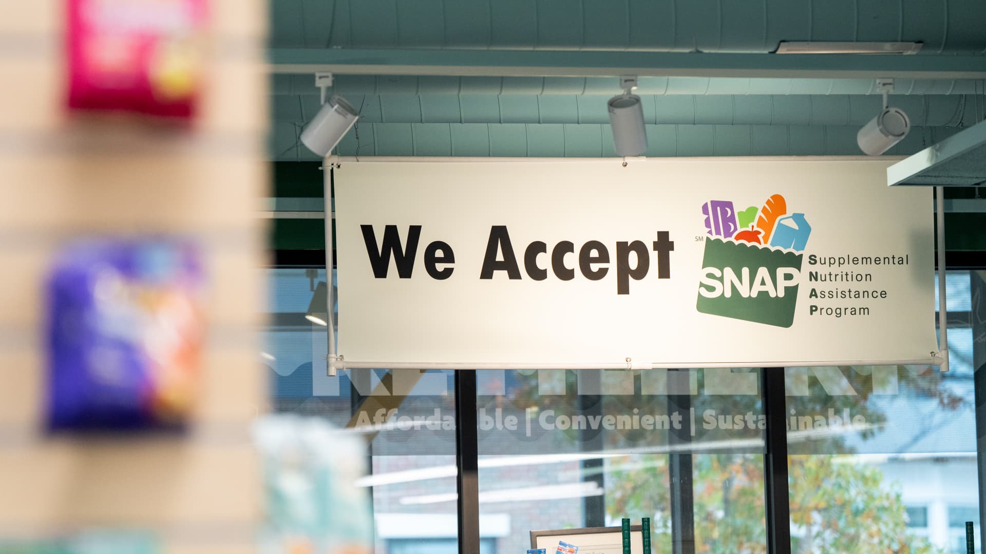 Judge orders Trump admin to fund food stamps fullu